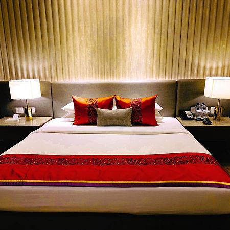 Vivanta Kolkata Em Bypass Exterior photo A bed runner