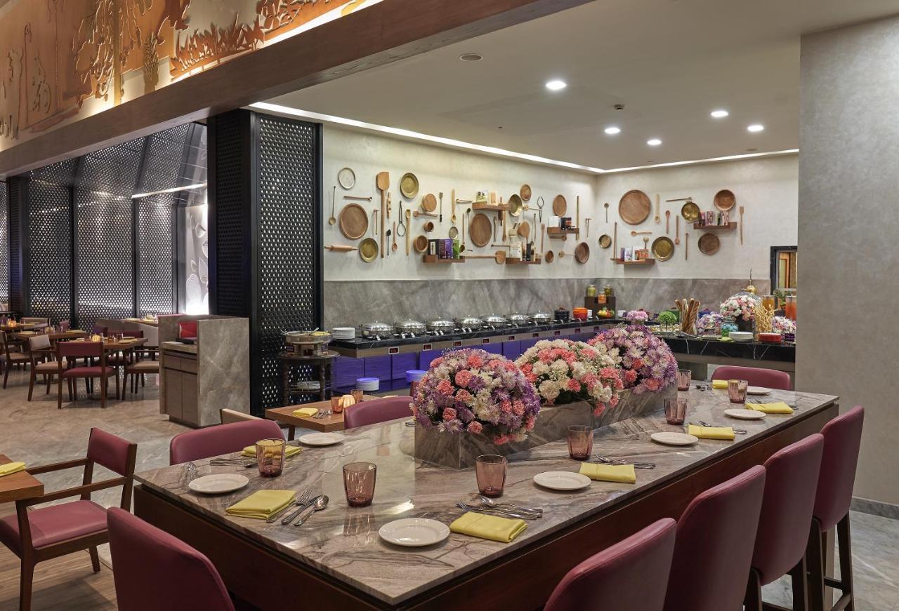 Vivanta Kolkata Em Bypass Exterior photo The buffet at the hotel