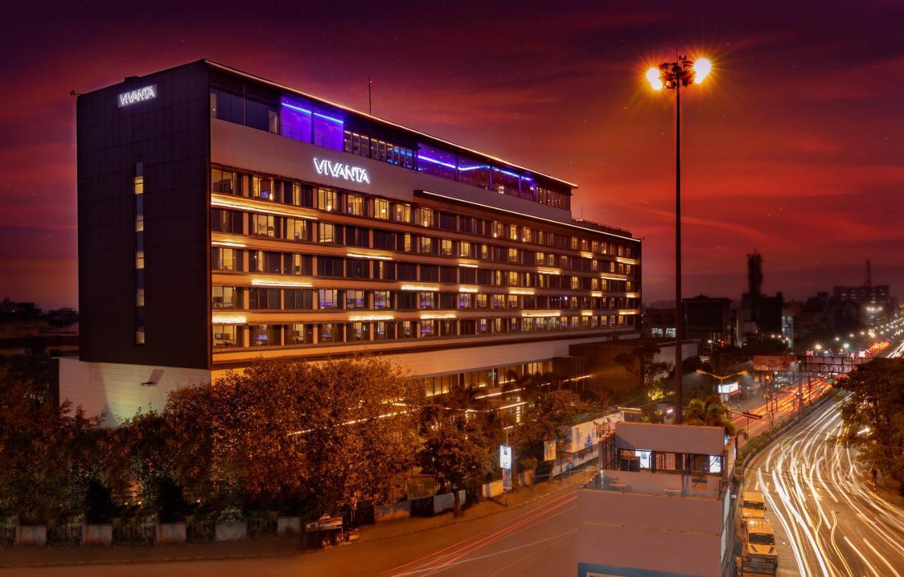 Vivanta Kolkata Em Bypass Exterior photo The hotel at night