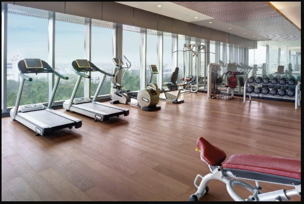 Vivanta Kolkata Em Bypass Exterior photo The gym at the 39th floor