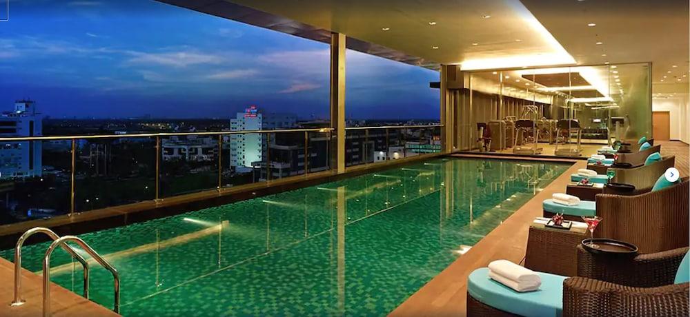 Vivanta Kolkata Em Bypass Exterior photo The pool at the 39th floor