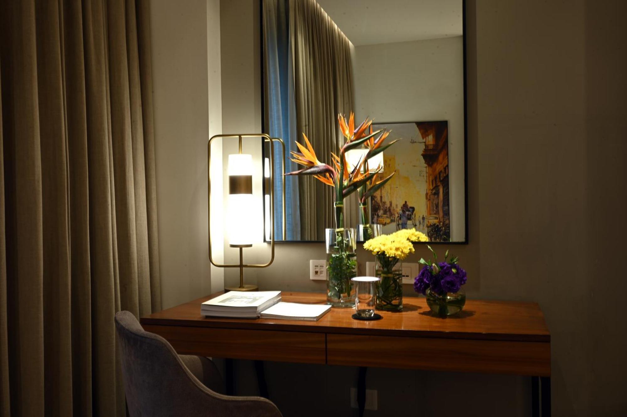 Vivanta Kolkata Em Bypass Exterior photo A desk in a hotel room