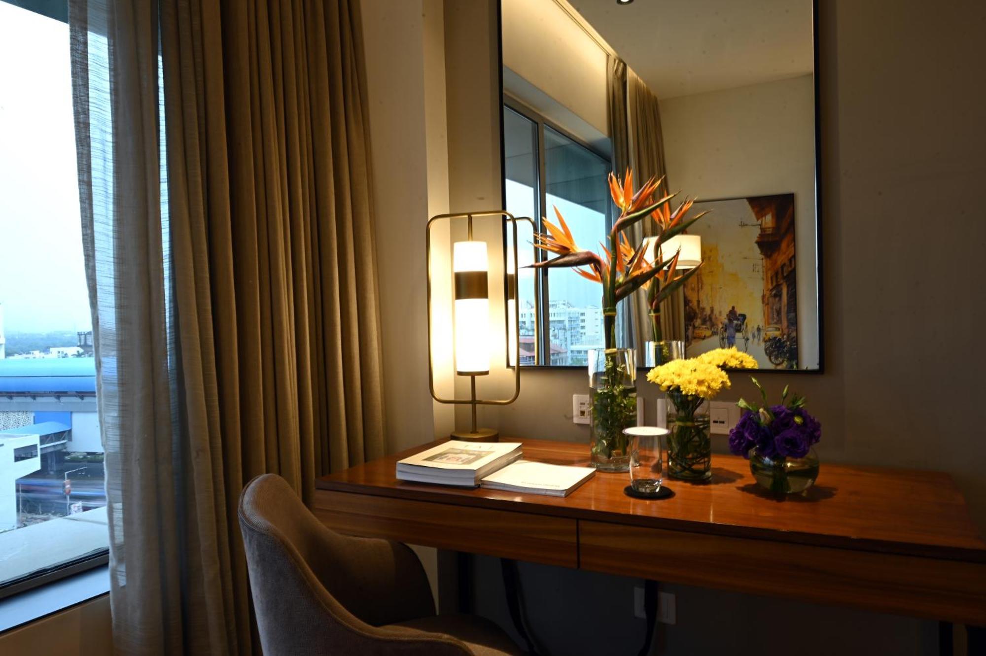 Vivanta Kolkata Em Bypass Exterior photo A room at the hotel