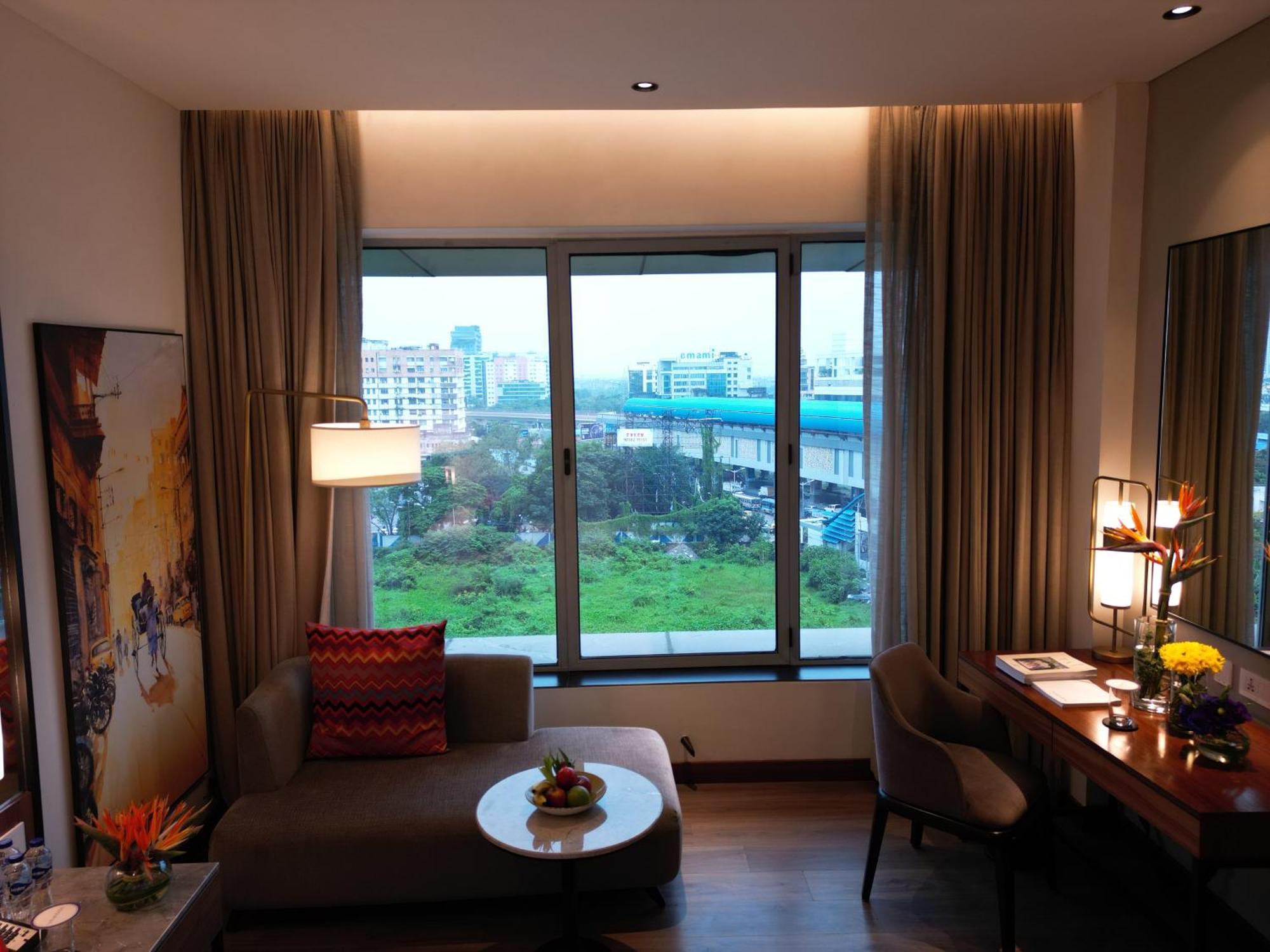 Vivanta Kolkata Em Bypass Exterior photo A room at the hotel
