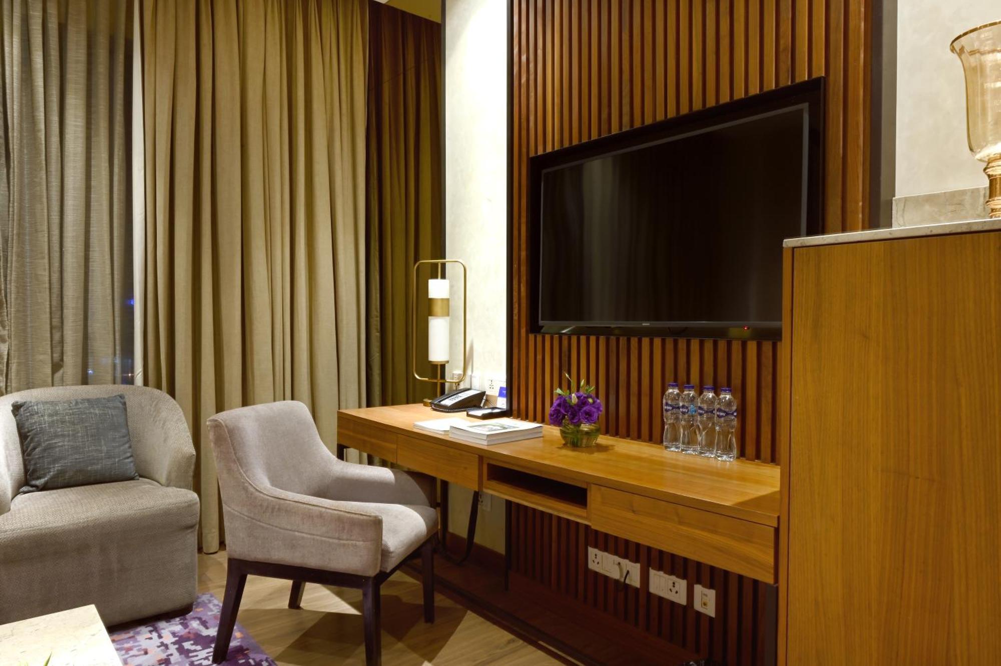 Vivanta Kolkata Em Bypass Exterior photo A television in a hotel room