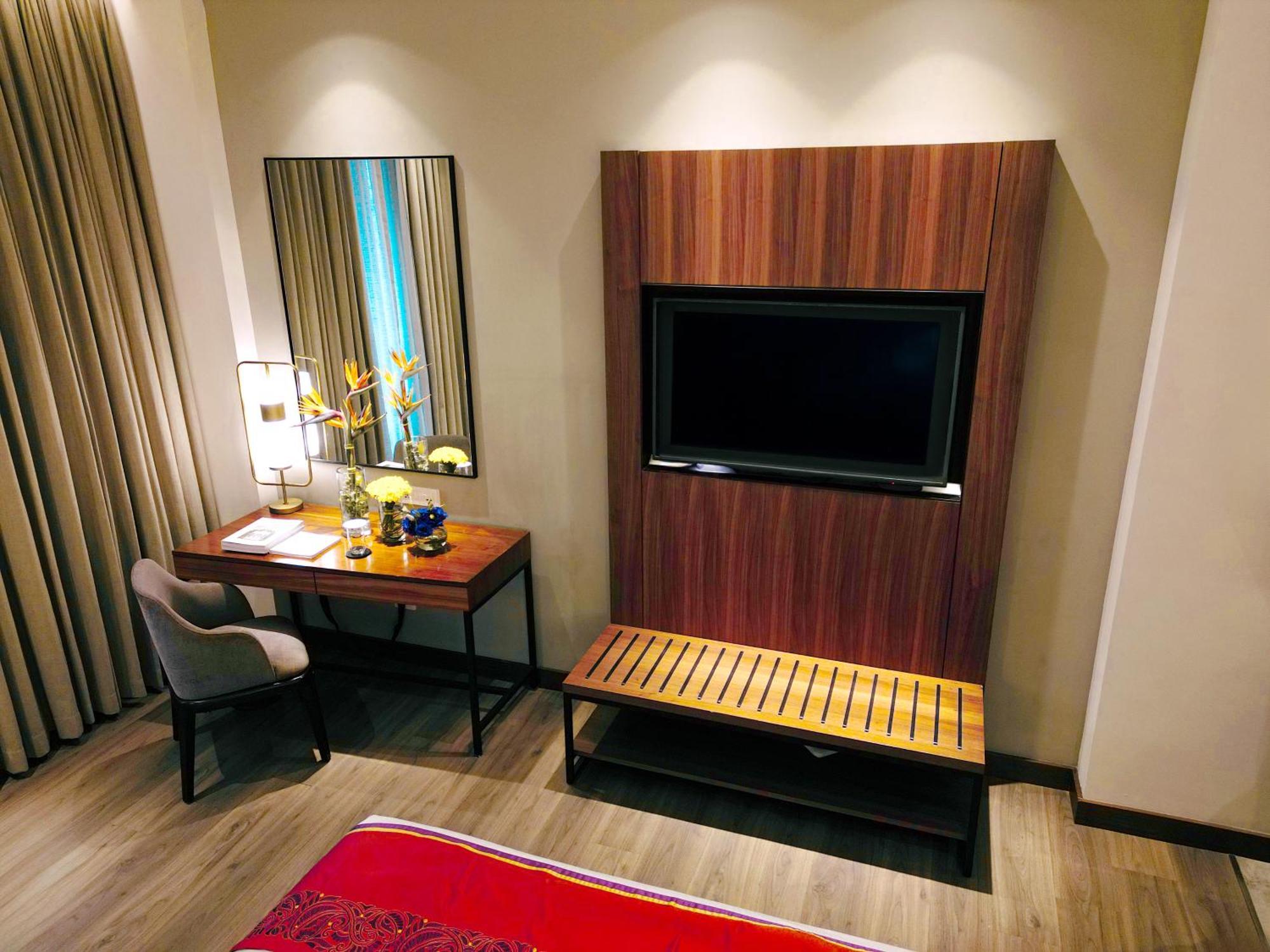 Vivanta Kolkata Em Bypass Exterior photo A television in a hotel room