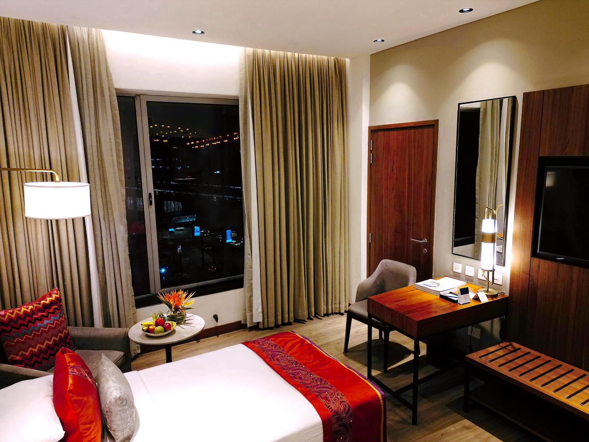 Vivanta Kolkata Em Bypass Exterior photo A room at the hotel