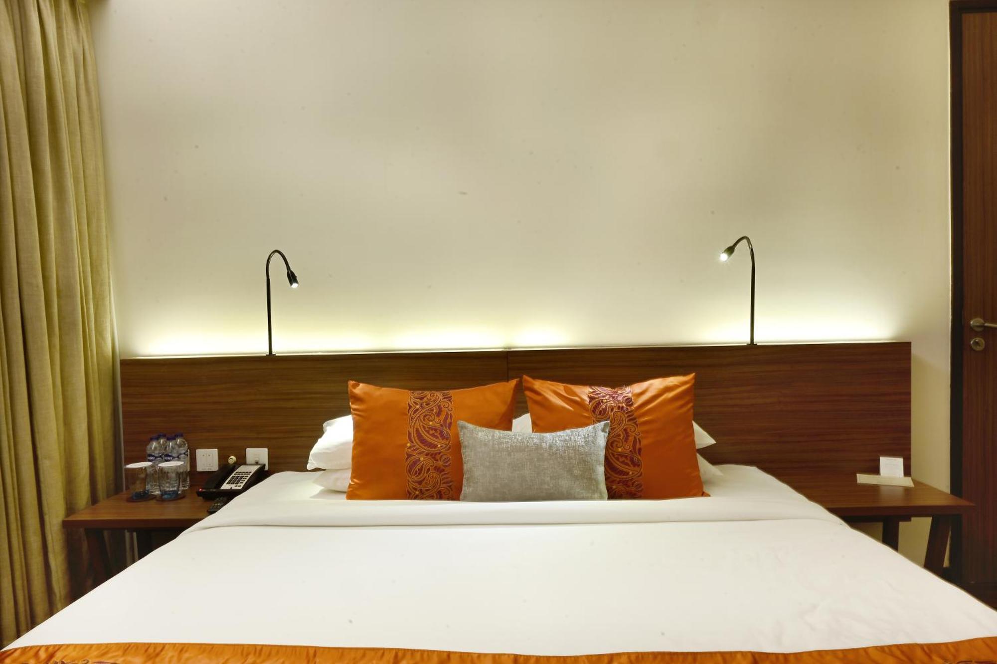 Vivanta Kolkata Em Bypass Exterior photo A bed in a hotel room