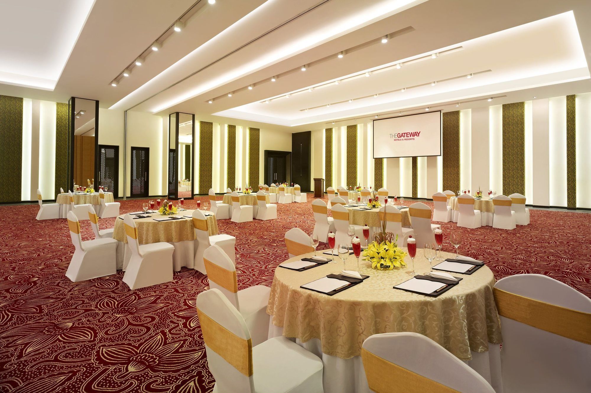Vivanta Kolkata Em Bypass Exterior photo The ballroom