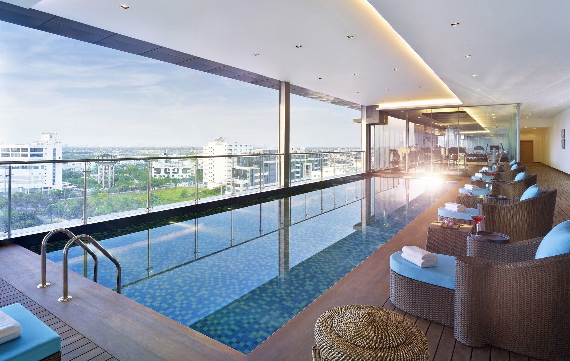Vivanta Kolkata Em Bypass Facilities photo The pool at the 360° Sky Lounge