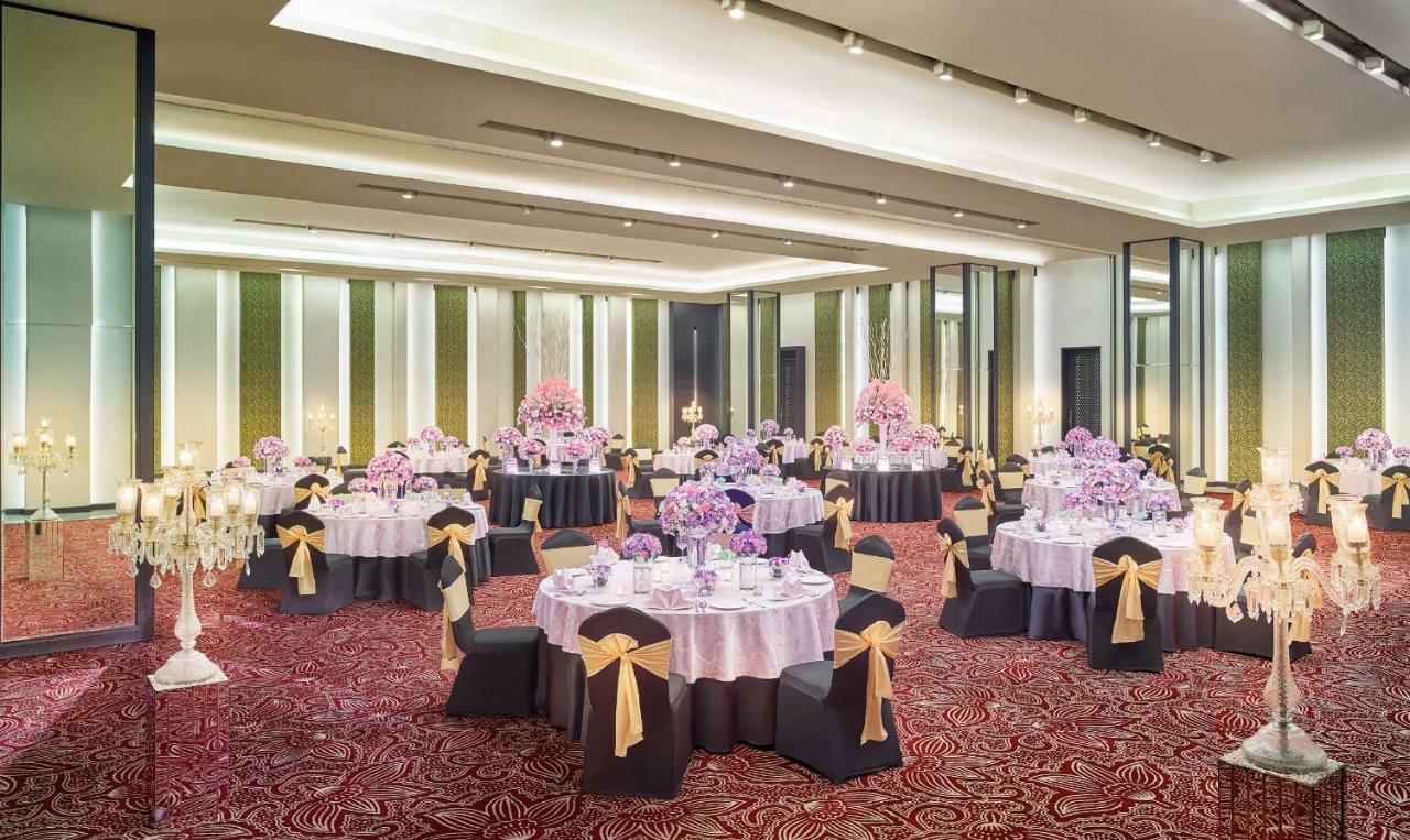 Vivanta Kolkata Em Bypass Exterior photo The ballroom at the hotel